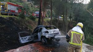 Crema un cotxe a Gavà després d’estampar-se contra una vivenda