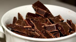 Alerta alimentaria por frutos secos en chocolate negro procedente de España