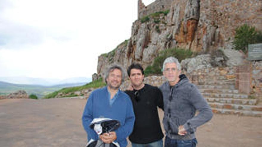 Javier Salmones, director de fotografía, Pau Vergara, guionista y productor y Antonio Hernandez, buscando localizaciones para la película