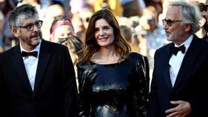 (From L) French director Christophe Honore, French actress Chiara Mastroianni and French actor Fabrice Luchini arrive for the screening of the film Marcello Mio at the 77th edition of the Cannes Film Festival in Cannes, southern France, on May 21, 2024. (Photo by LOIC VENANCE / AFP)