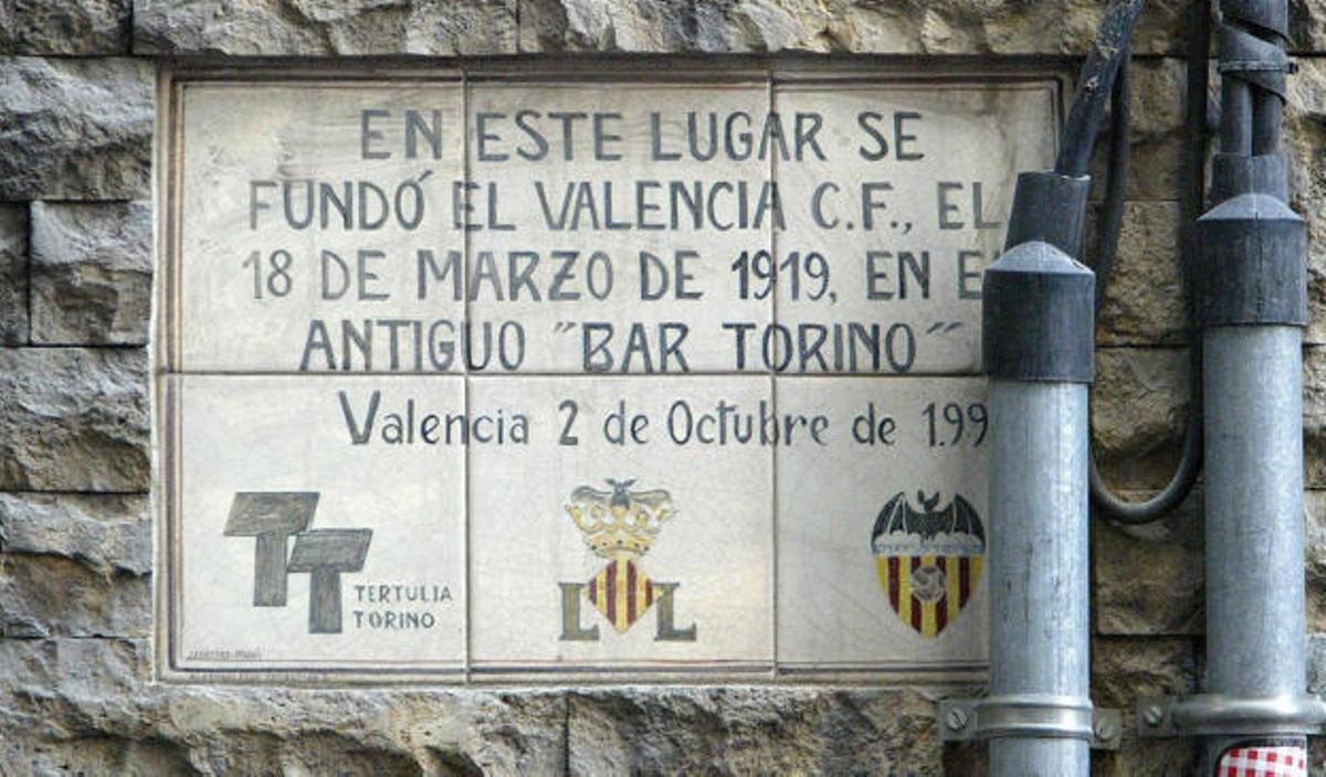 Placa colocada en el edificio de la calle Barcelonina