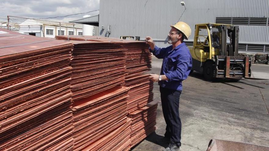 Instalaciones: Un operario maneja material en Cunext Copper. 