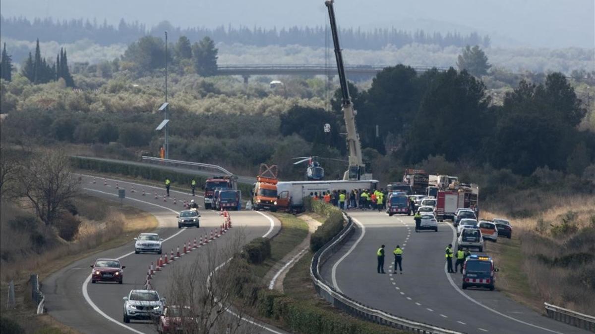 Las grúas retiran el autocar siniestrado, ayer en Freginals.