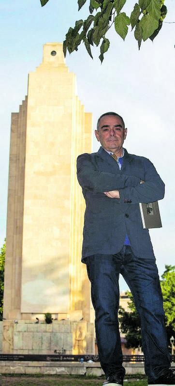 Fernando Alcalde posa el sábado ante el monolito. | GUILLEM BOSCH