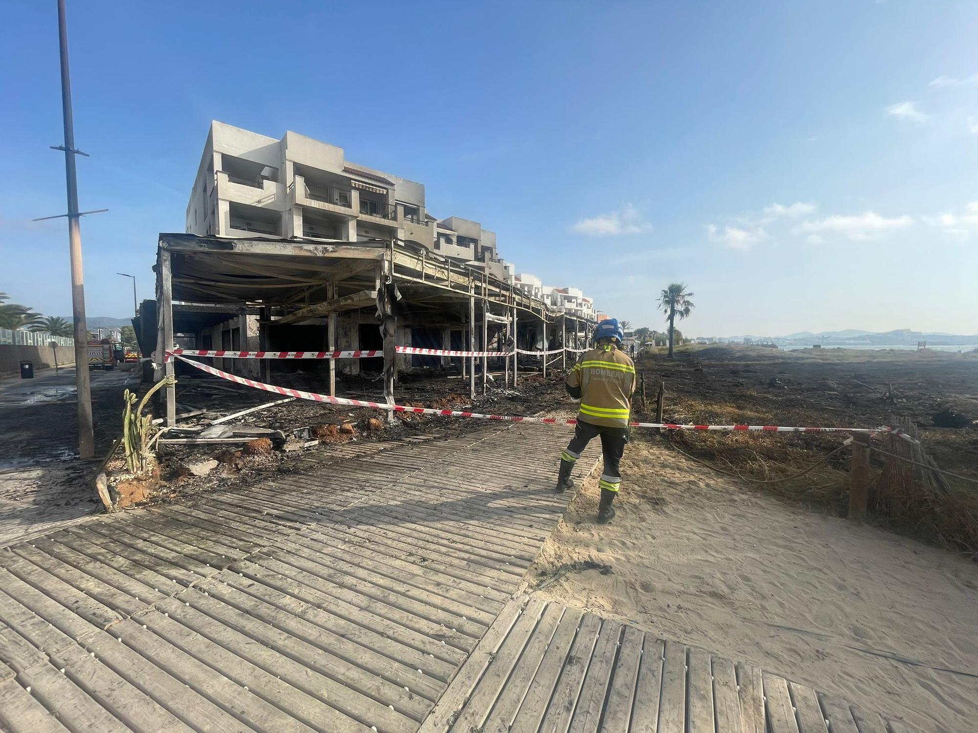 Todas las imágenes del devastador incendio en una zona de ocio de Ibiza