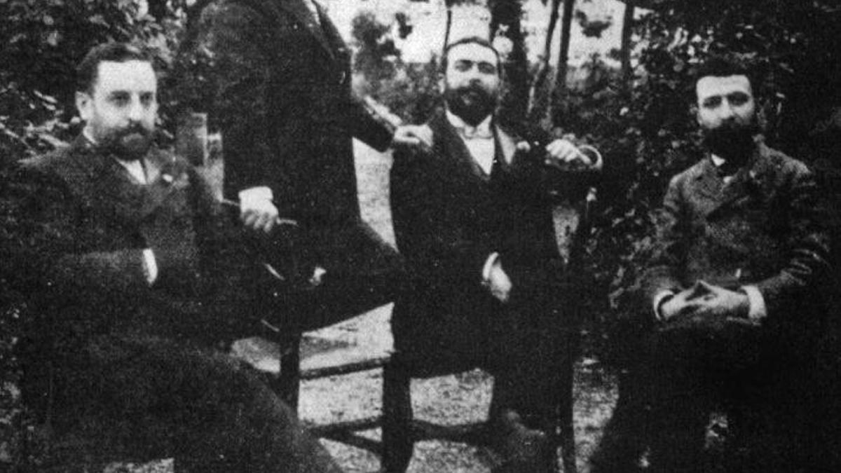 En la fotografía Oliver aparece, entre otros, con Joan Alcover.