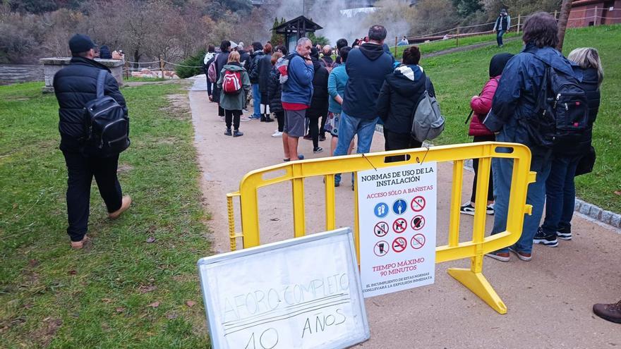 Un centenar de personas esperaba ayer para acceder a las termas de Burga de Canedo.