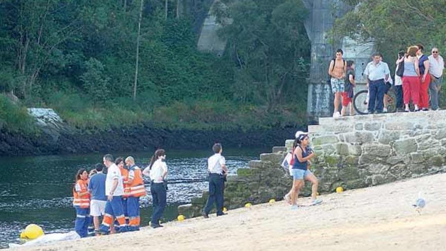 Un bañista muere en la playa fluvial del Lérez 10 días después de su inauguración