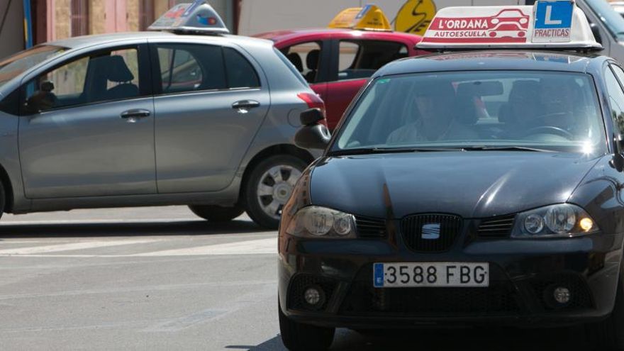 Un coche de autoescuela, durante un examen práctico.