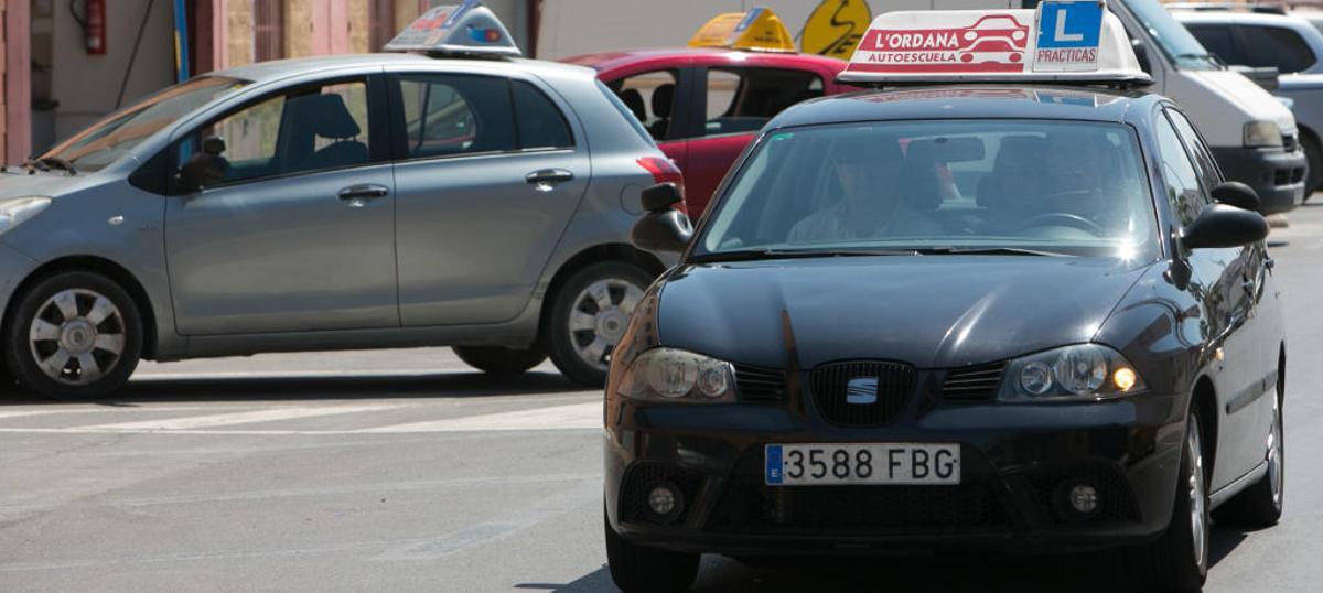 Un coche de autoescuela, durante un examen práctico.