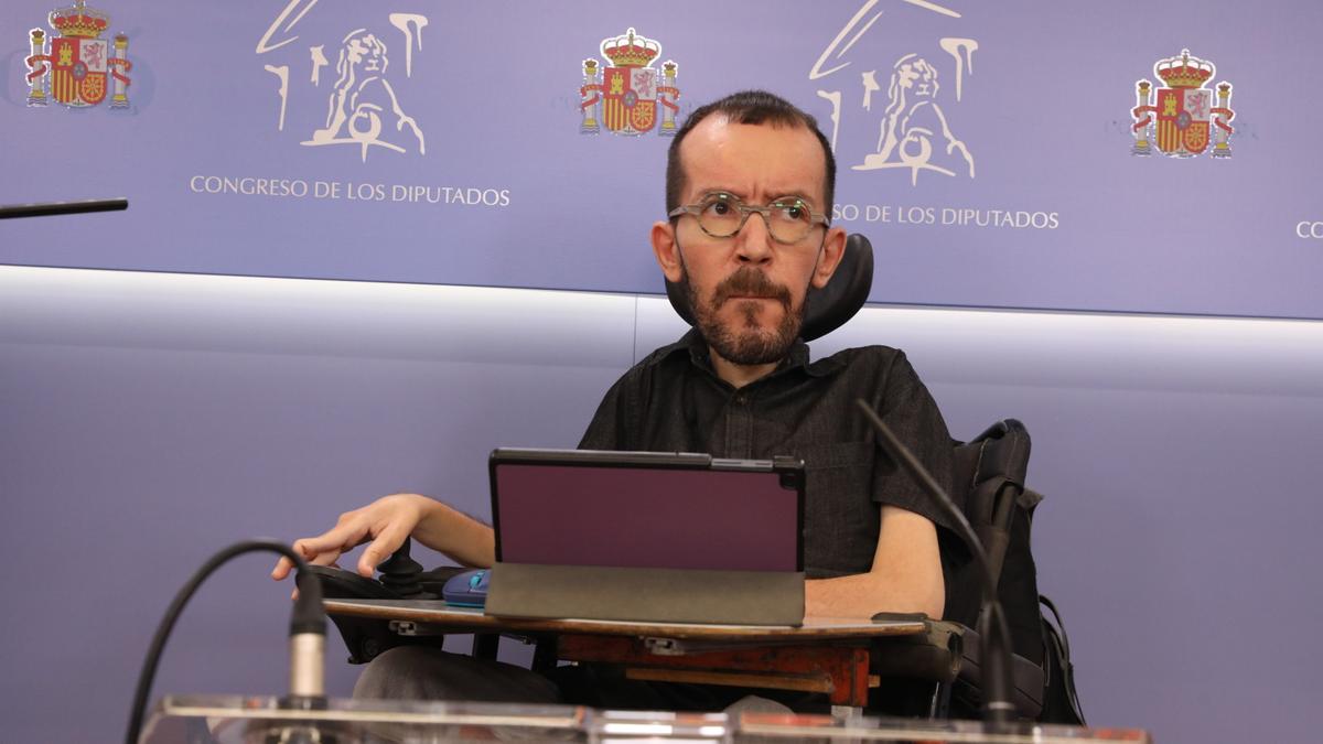 El portavoz de Unidas Podemos en el Congreso, Pablo Echenique, ofrece una rueda de prensa después de participar en la Junta de Portavoces en el Congreso de los Diputados, a 15 de marzo de 2022, en Madrid (España).