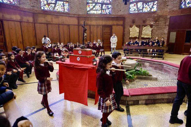 Lección de Semana Santa en el colegio gijonés Juan Pablo II-San Miguel (en imágenes)