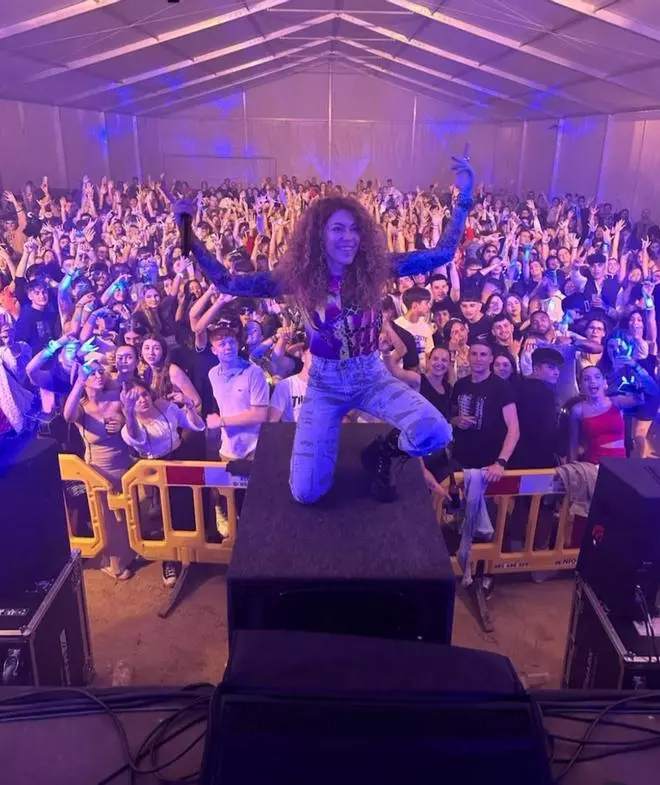 Lleno con Sofía Cristo en la feria, que traslada el festival de Paco Santos a la plaza Mayor