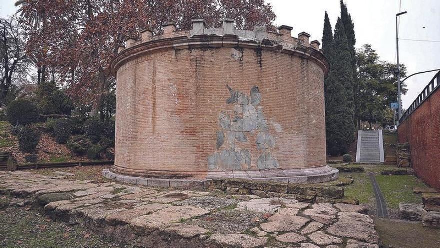 Mausoleo y pequeño tramo de la Vía Augusta, frente a Puerta Gallegos.