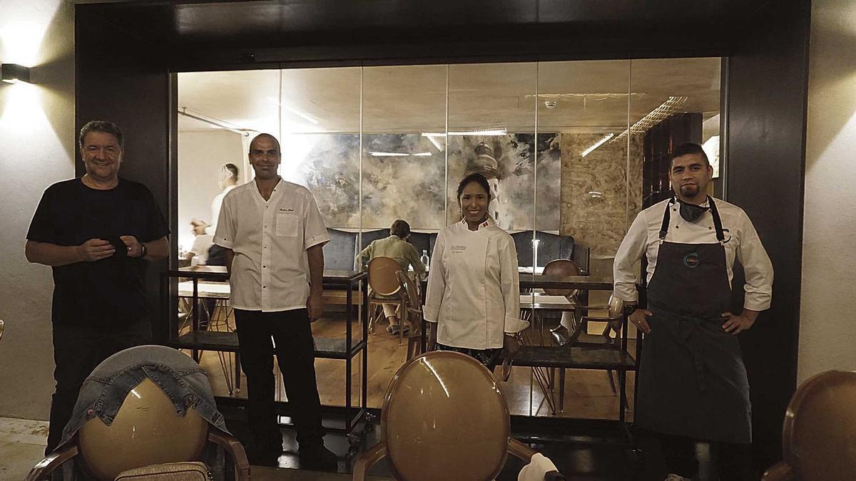 Koldo Royo junto a los tres chefs que cocinaron en Tess de Mar.