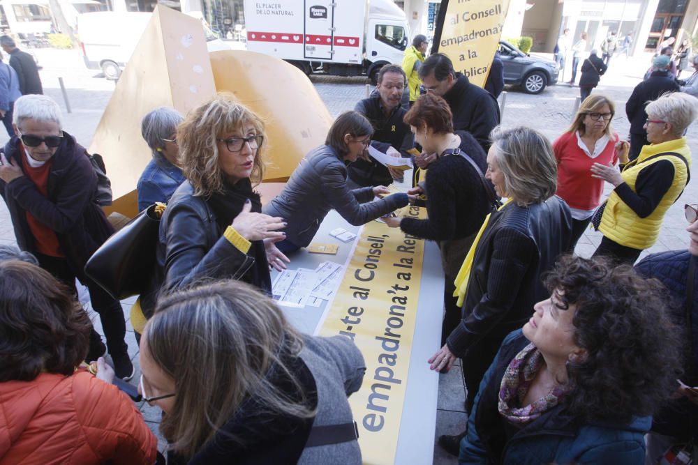 Els treballadors de la Generalitat de Girona fan un minut de silenci per protestar contra la repressió de la JEC
