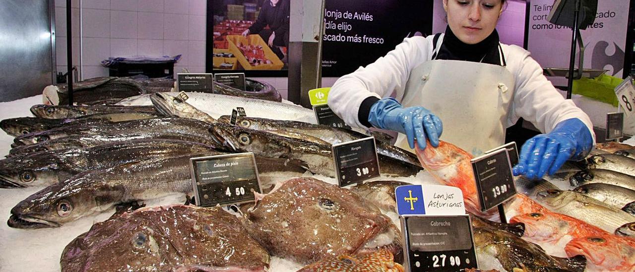 Sección de pescadería en un hipermercado de Carrefour en Gijón con producto de la región. | Pablo Solares