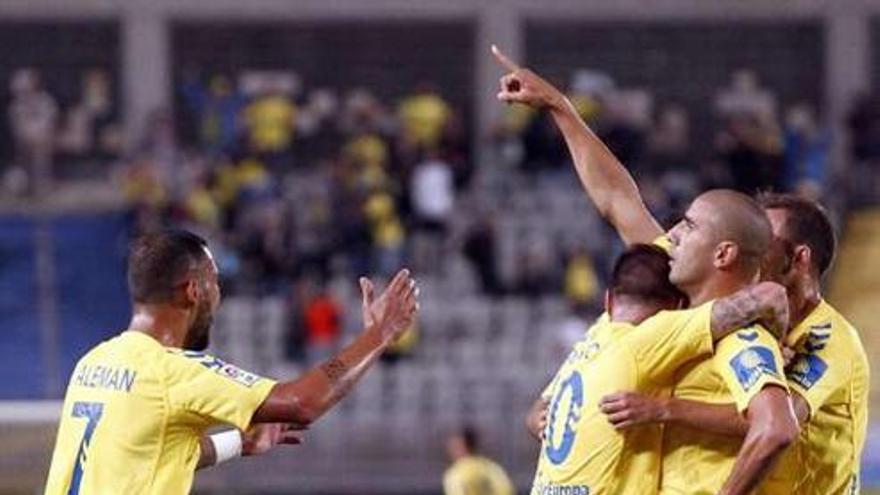 Los jugadores del Las Palmas festejan el gol.