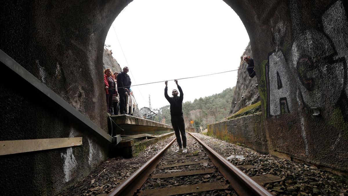 Un grupo de vecinos de Cudillero mide los túneles por los que tiene que pasar el tren