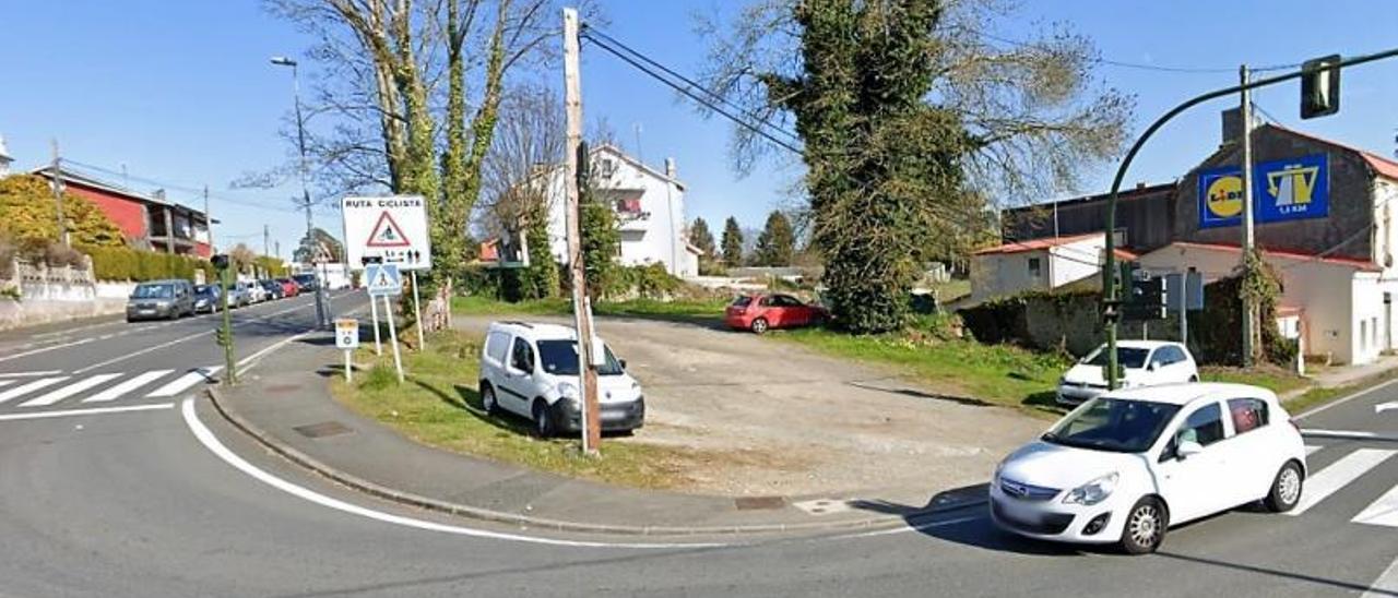 Finca de A Cubana, en la esquina del cruce de O Carballo, propiedad municipal a la venta. |   // L.O.