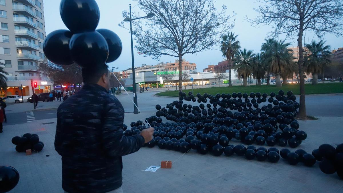 Globatá negra contra la colmena de apartamentos en Safranar