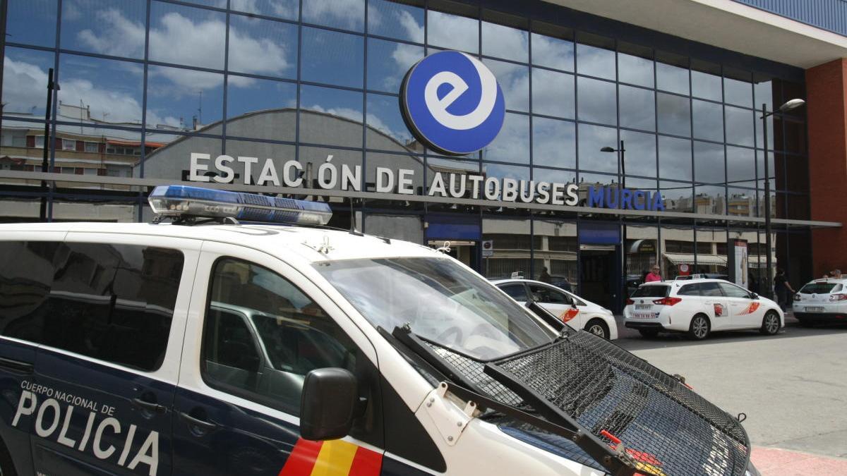 Vehículo de la Policía Nacional en la estación de Murcia.