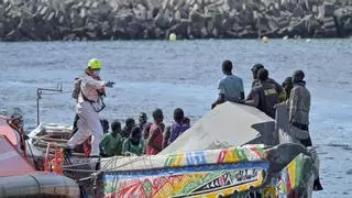 Salvamento Marítimo desembarca en Gran Canaria a 148 ocupantes de dos cayucos procedentes de Senegal