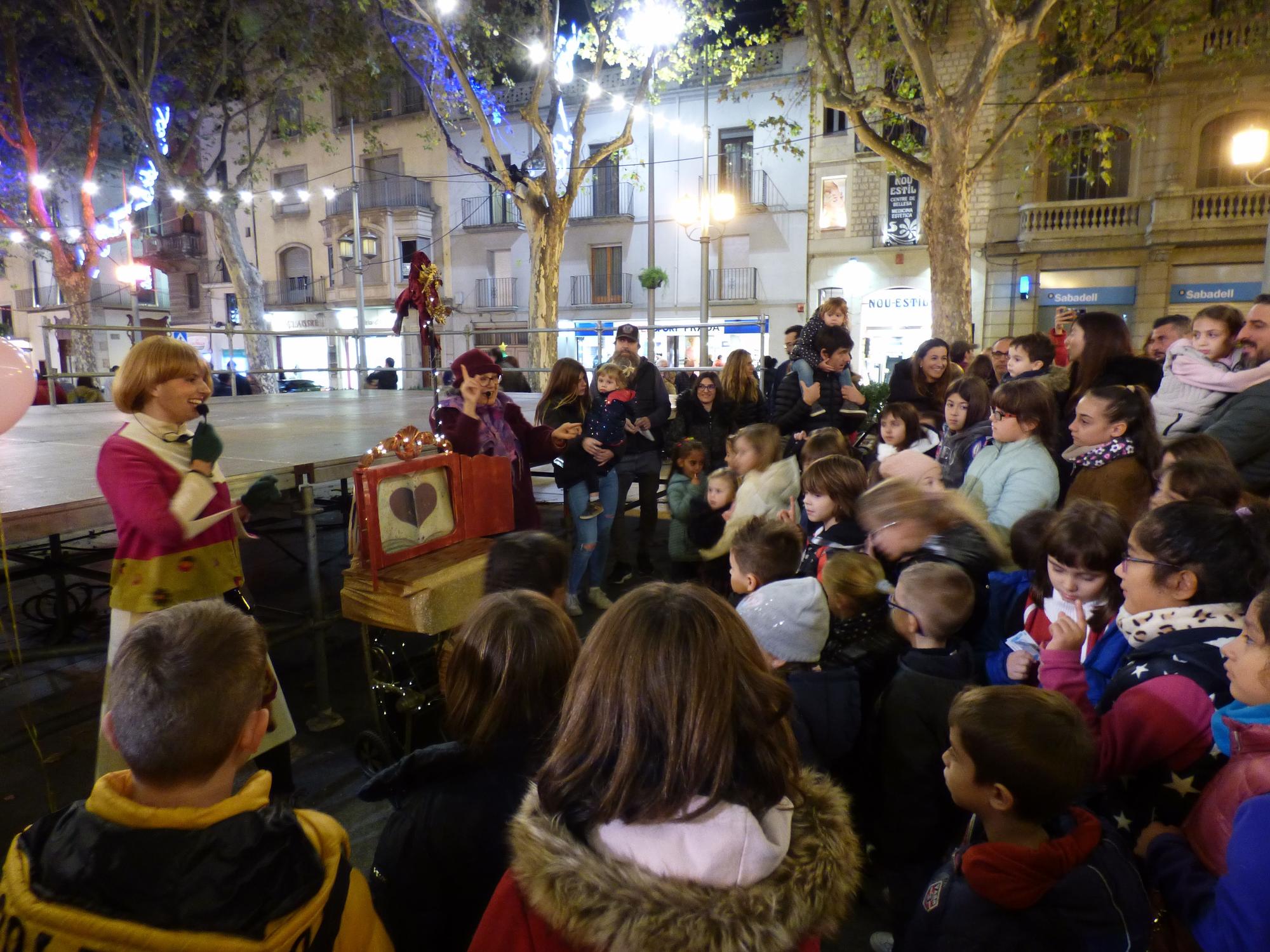 En Fumera, la Nadalina i la Bel inauguren el mercat de Nadal de Figueres