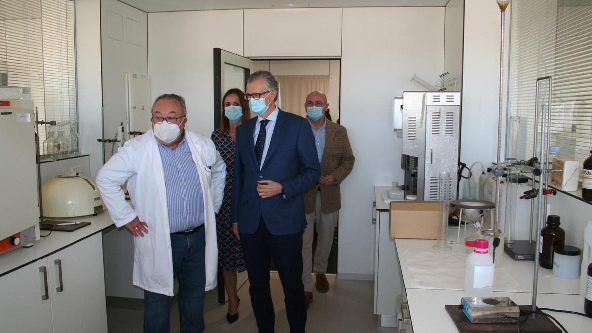 El consejero de Salud, Juan José Pedreño, visitaba uno de los laboratorios de Salud Pública en la quinta planta del Centro de Especialidades Santa Rosa de Lima.