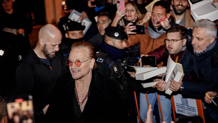 El líder de U2, Bono, firma sus memorias por sorpresa en una librería de Malasaña, en Madrid