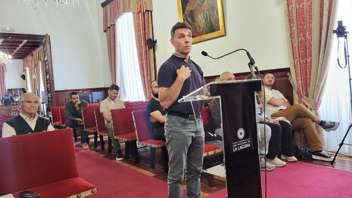 El dirigente vecinal Andrés Pérez interviene durante un pleno.