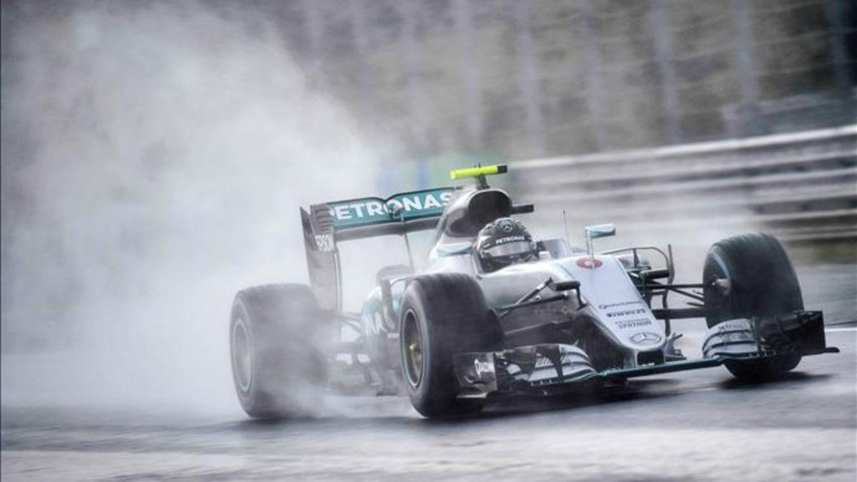 El agua fue protagonista en la primera sesión de clasificación que se llevó Rosberg