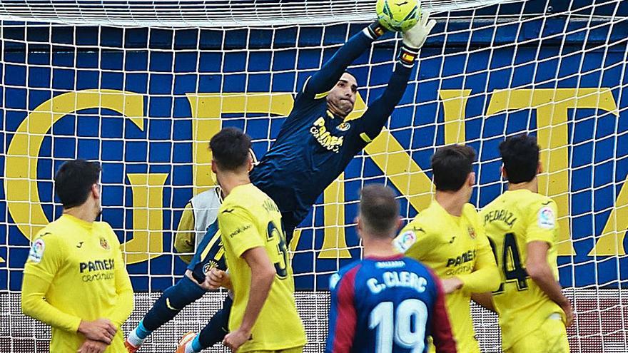 Sergio Asenjo realiza una parada en el choque ante el Levante. | Europa Press