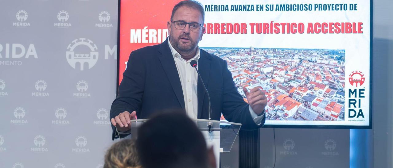 El alcalde de Mérida, Antonio Rodríguez Osuna, ayer en rueda de prensa.
