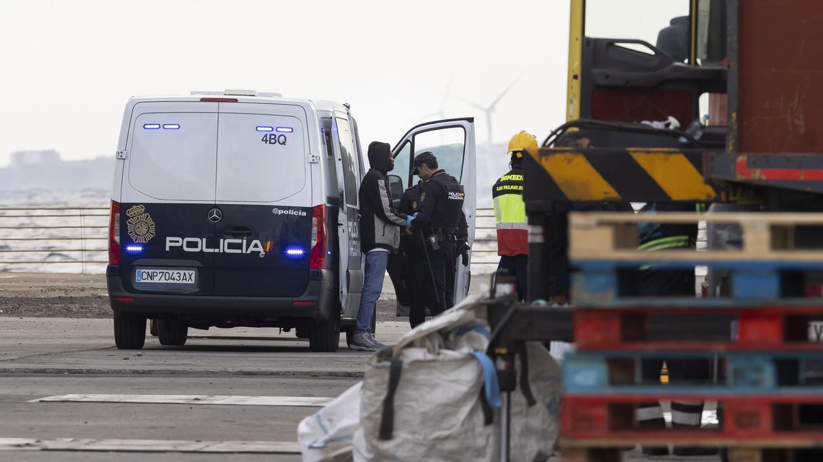 Uno de los tripulantes africanos del barco, detenido.