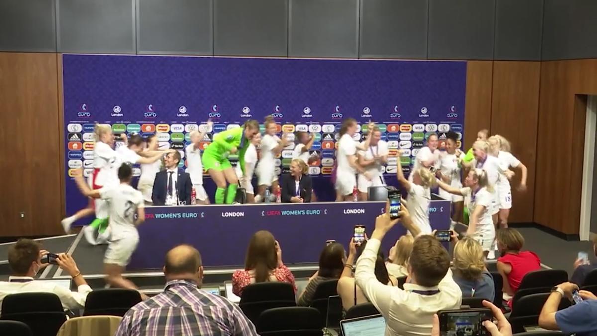 Las campeonas de Europa irrumpen en la rueda de prensa de Wiegman: Its coming home