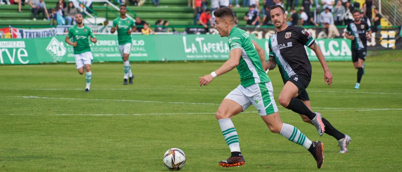 Luis Hernaiz (Cacereño) avanza con el balón ante Aitor Pons en el reciente partido ante el Mérida.