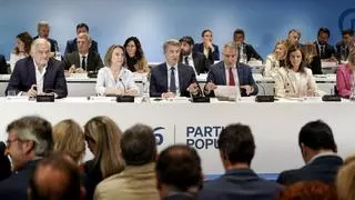 Feijóo clausura junto a Juanma Moreno un acto del PP en Málaga