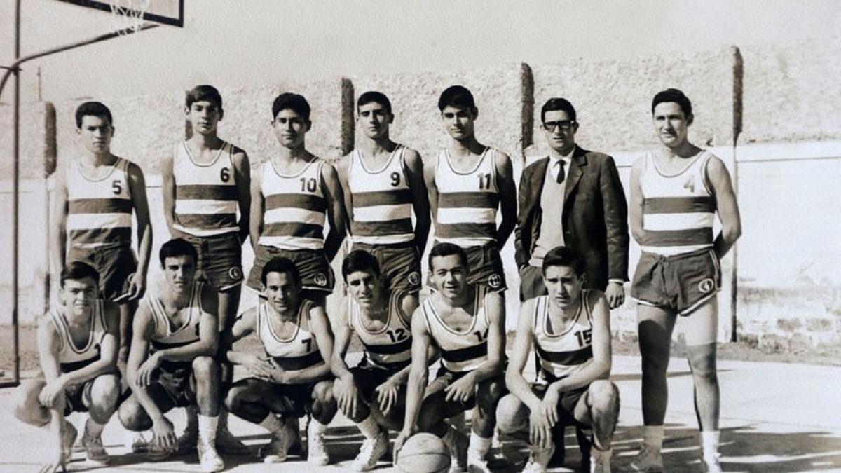 Alfonso Queipo, de pie, primero por la derecha, fue jugador y entrenador de la sección de baloncesto del C.D. Málaga, que jugaba detrás de La Rosaleda.