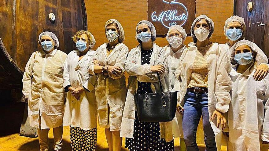 Por la izquierda, Lucía García (tesorera), Consuelo Busto (Mayador), Begoña Fernández-Costales Muñiz (presidenta), Carla Álvarez Sanjurjo (vocal), Dolores Moreno (secretaria), Ángela Pumariega (vocal) y Miriam Rodríguez (área directiva), acompañada de su hija Marina Busquets Rodríguez.