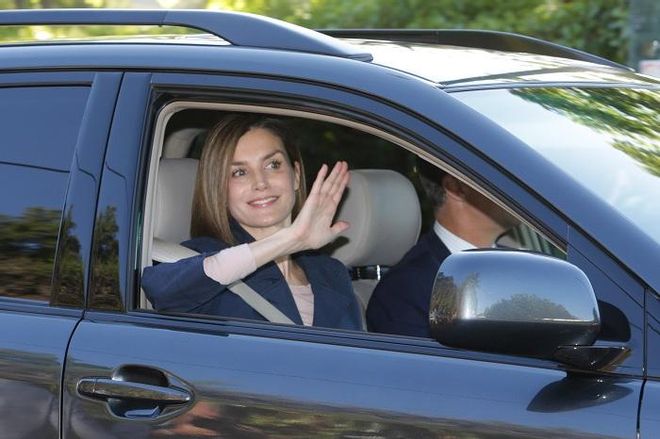 Letizia Ortiz blazer azul marino en el primer día del cole de sus hijas