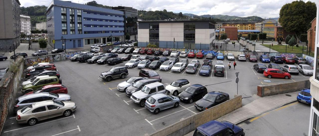 El aparcamiento de la parcela donde se ubicaba la Academia Mercantil, en La Felguera.