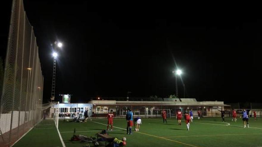 Denuncian la falta de luz en los campos de fútbol del Rincón de Loix