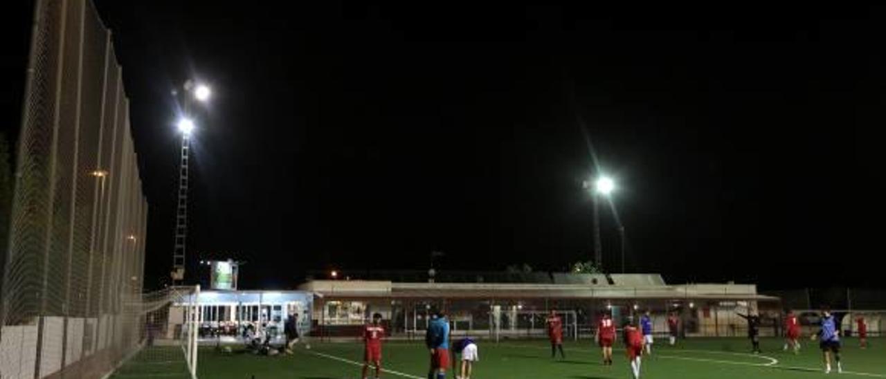 Denuncian la falta de luz en los campos de fútbol del Rincón de Loix