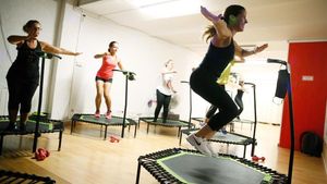 Celia Sánchez (derecha) dirige una clase en Jumping Fitness Bcn. 