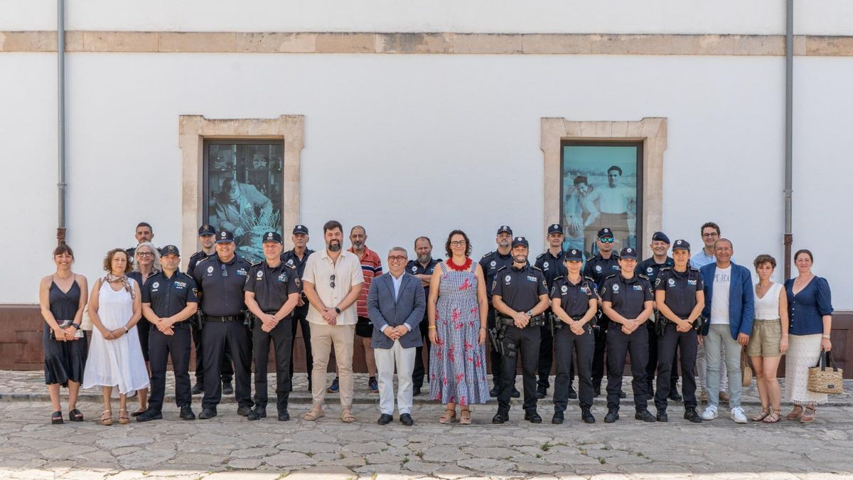 Foto de familia durante el reconocimiento público a policías locales.