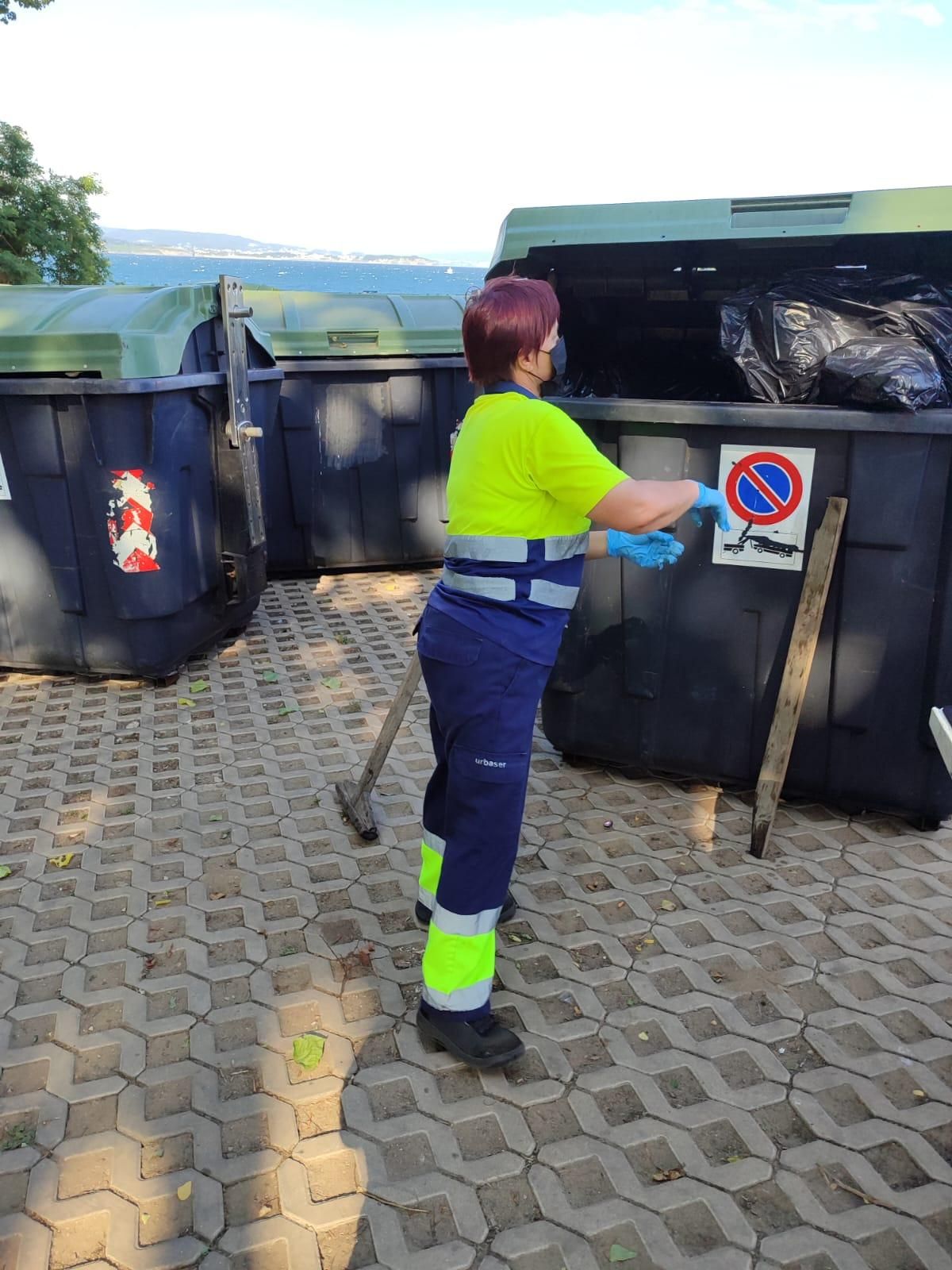 Una operaria en el punto  limpio habilitado en la  isla de Ons.