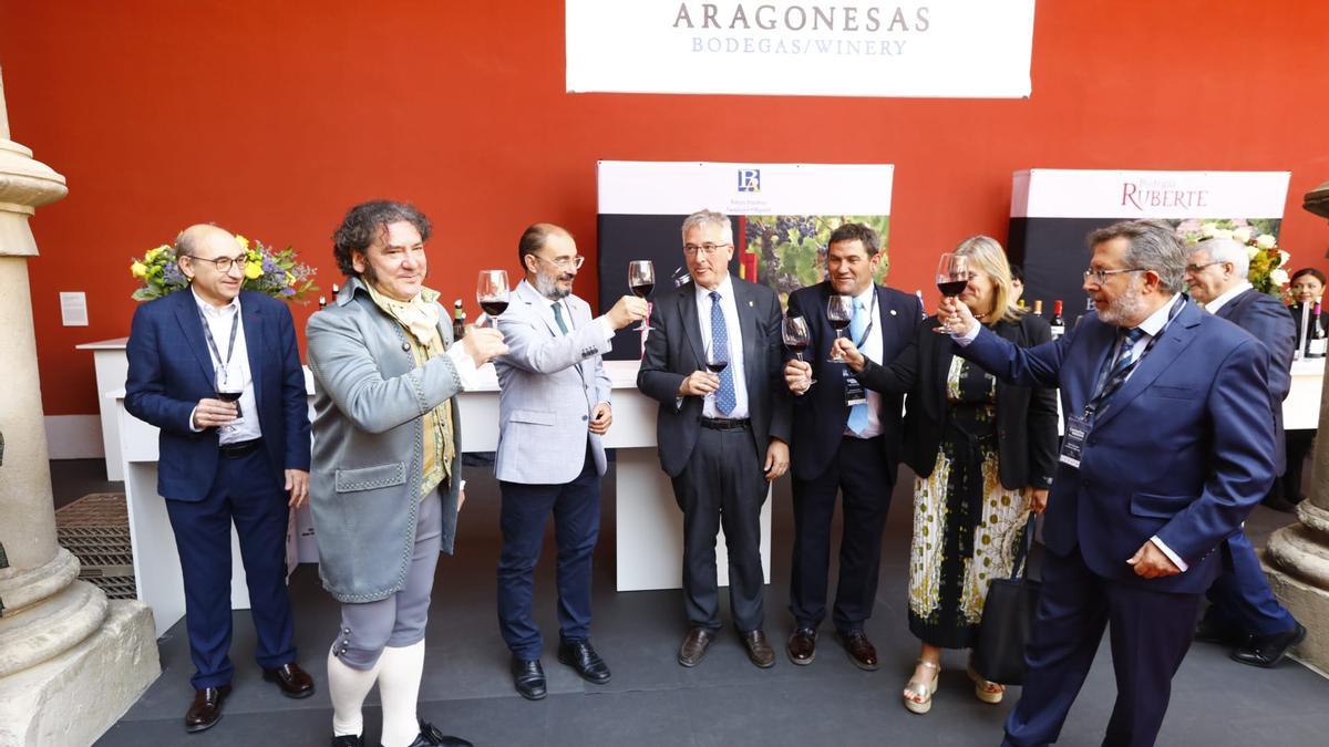 El presidente de Aragón, Javier Lambán, el consejero de Agricultura, Joaquín Olona, y la Carmen Urbano, directora general de Innovación y Fomento Agroalimentario de la DGA, Carmen Urbano, brindan con el presidente de la DO Campo de Borja, Eduardo Ibáñez.