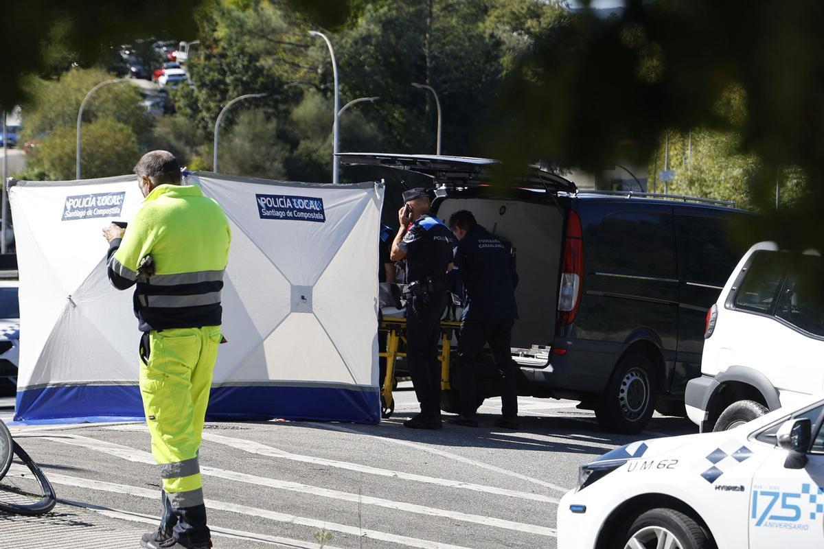 Levantamiento del cadáver del ciclista fallecido este martes a mediodía en Santiago