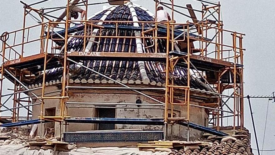 Obras en el exterior de la cúpula de la capilla del sagrario. | CONSELL PARROQUIAL